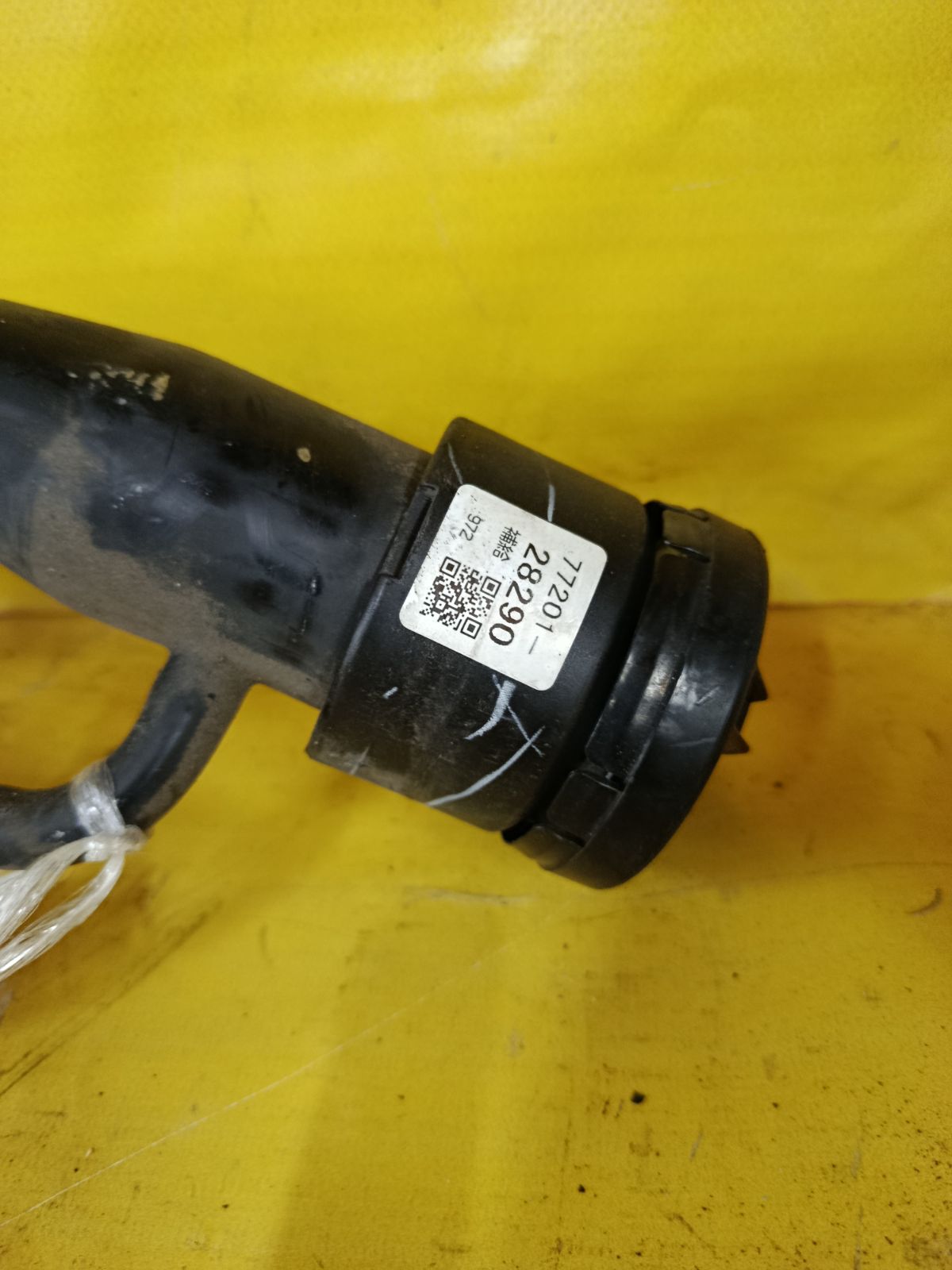 Заливная горловина топливного бака 77201-28240, 77201-28290 на Toyota Noah AZR60G 1AZ-FSE Фото 2