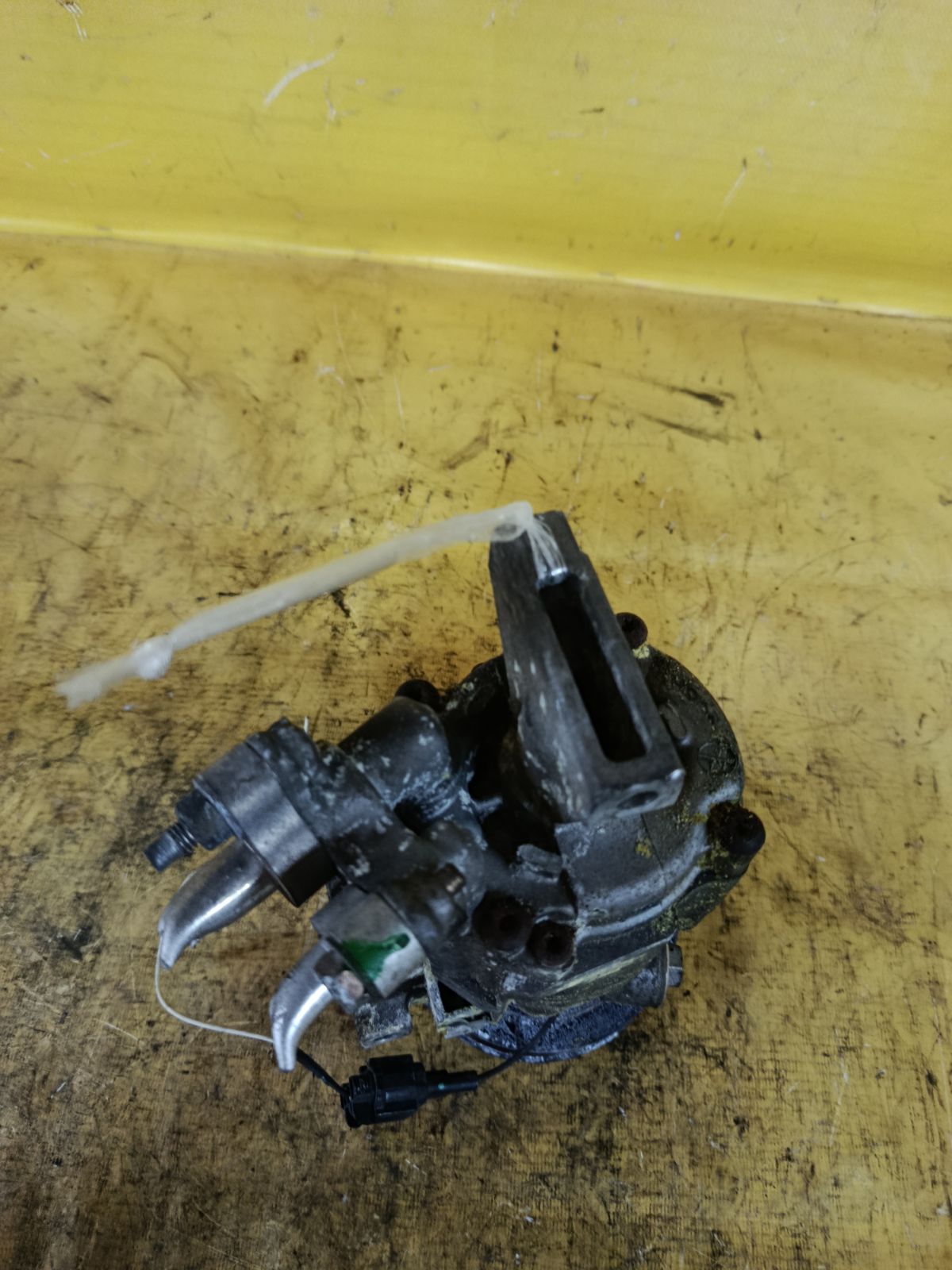 Компрессор кондиционера 92600-ED000 на Nissan Tiida C11 HR15DE Фото 3