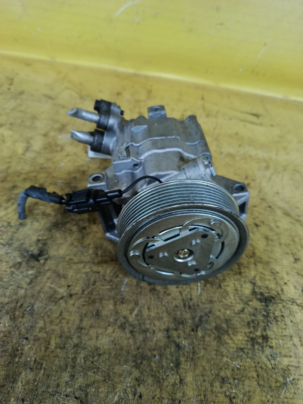 Компрессор кондиционера 92600-ED07B на Nissan Note E11 HR15DE Фото 4