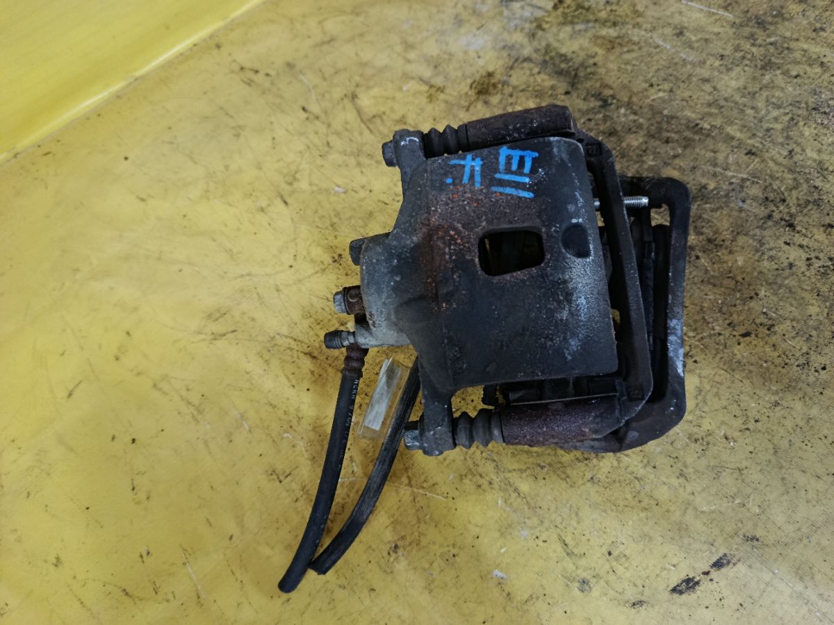 Суппорт на Nissan Note E11 HR15DE Фото 2
