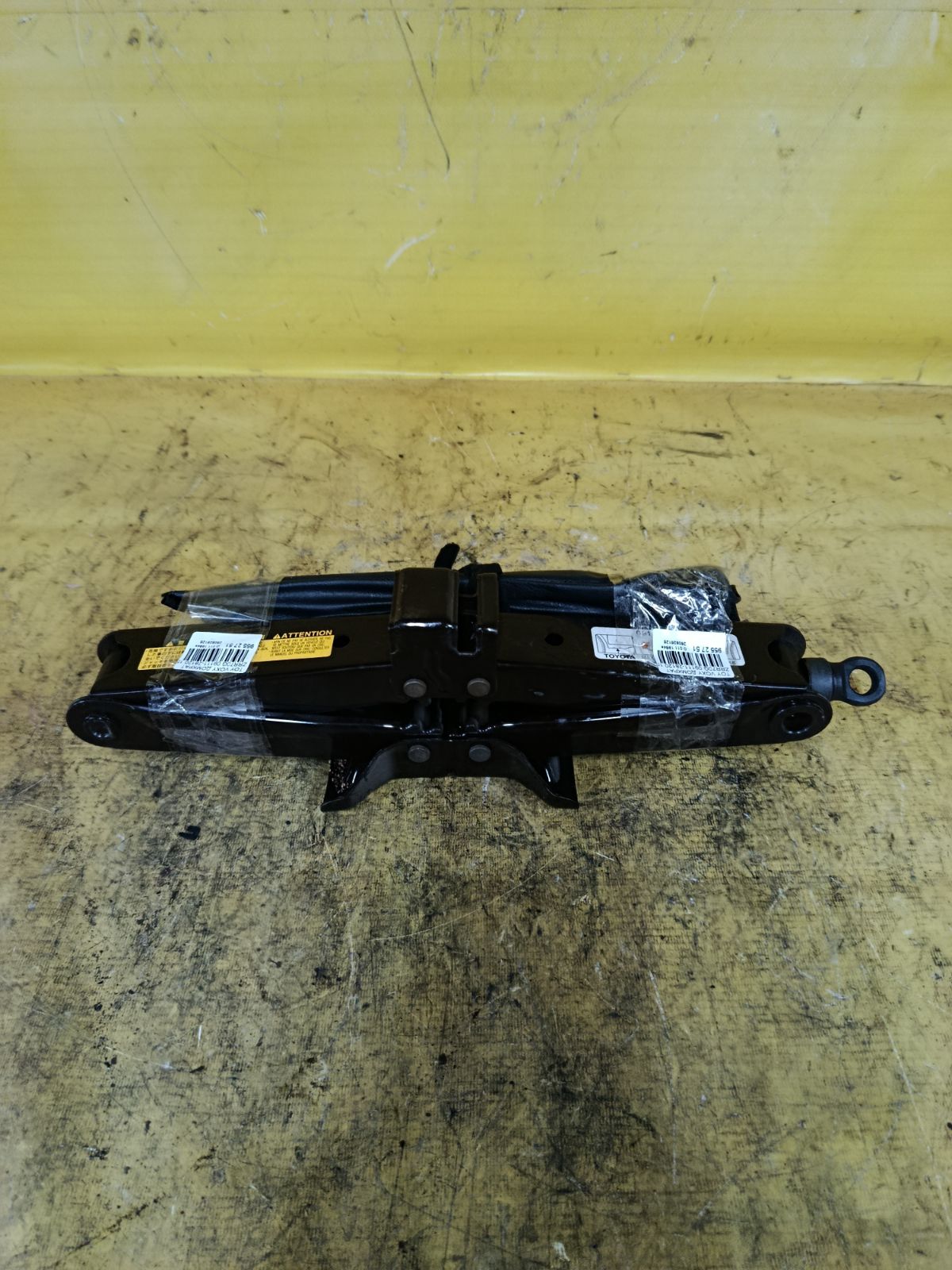 Домкрат 09111-28120 на Toyota Voxy ZRR70G Фото 1