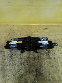 Домкрат на Toyota Voxy ZRR70G 09111-28120