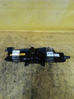 Домкрат на Toyota Voxy ZRR70G 09111-28120