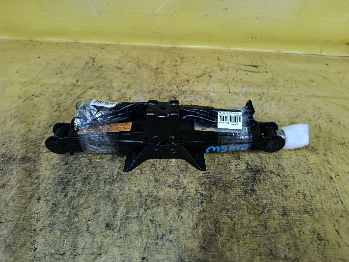 Домкрат на Mitsubishi Outlander CW5W Фото 1