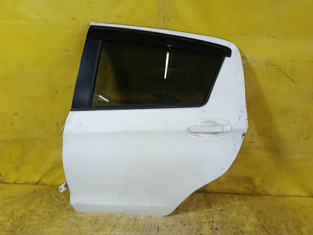 Дверь боковая на Toyota Vitz NSP130 Фото 1