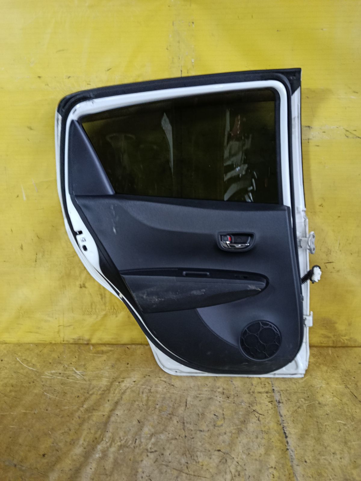 Дверь боковая на Toyota Vitz NSP130 Фото 4
