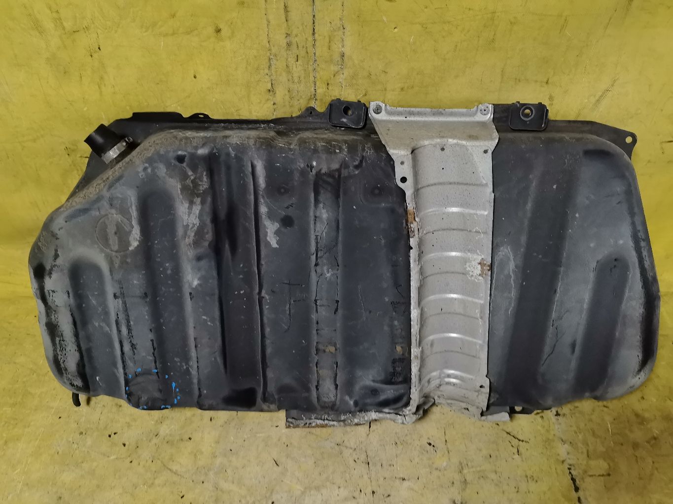 Бак топливный на Toyota Noah ZRR70G 3ZR-FAE Фото 2