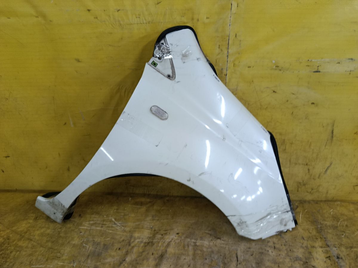 Крыло переднее на Nissan Note E11 Фото 1