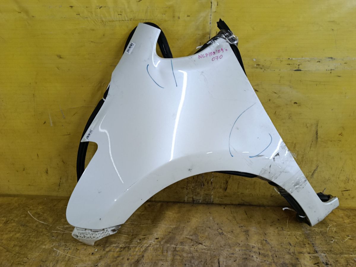 Крыло переднее на Toyota Ractis NCP100 Фото 1
