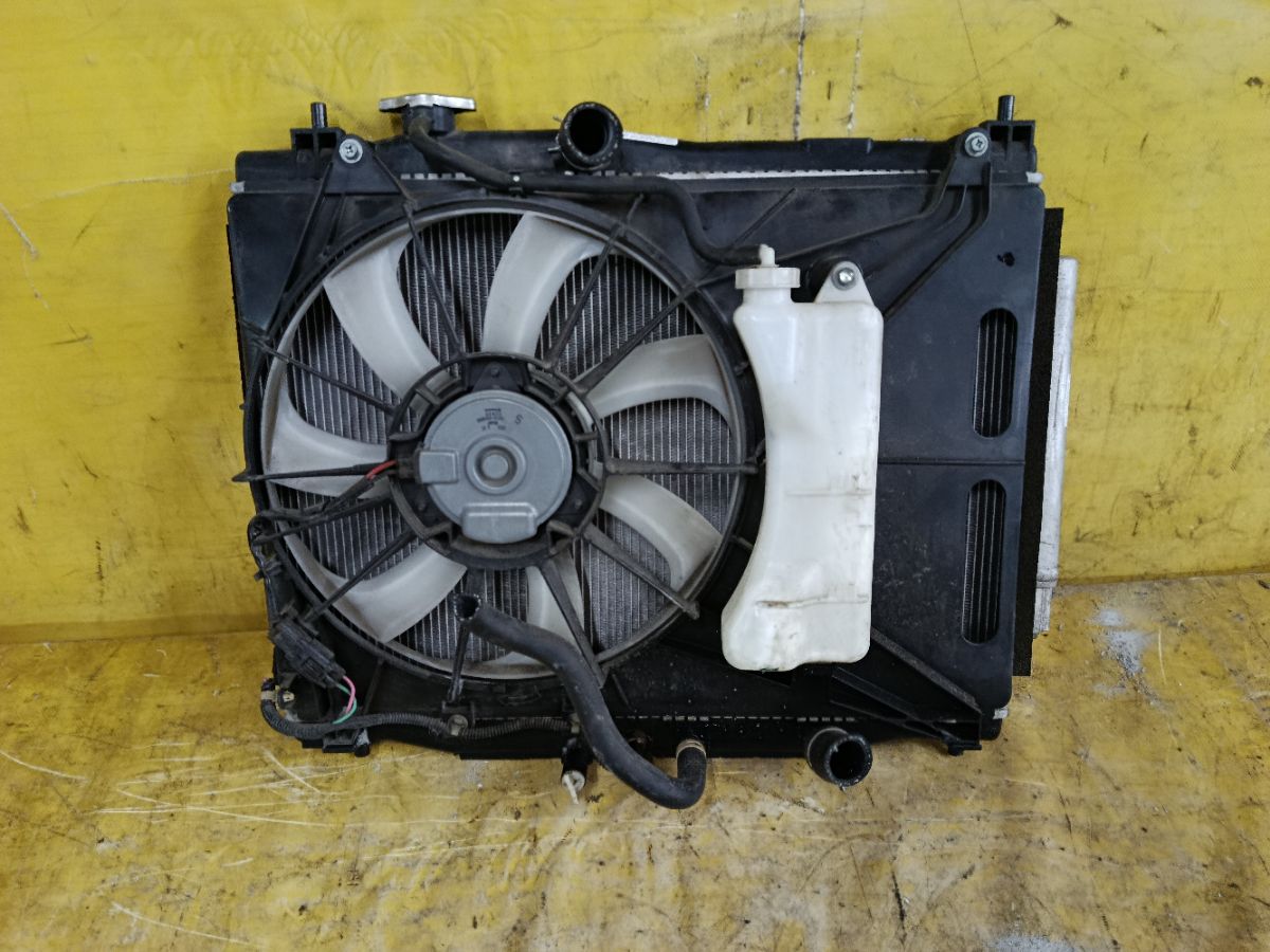 Радиатор ДВС на Honda Fit GK3 L13B Фото 2