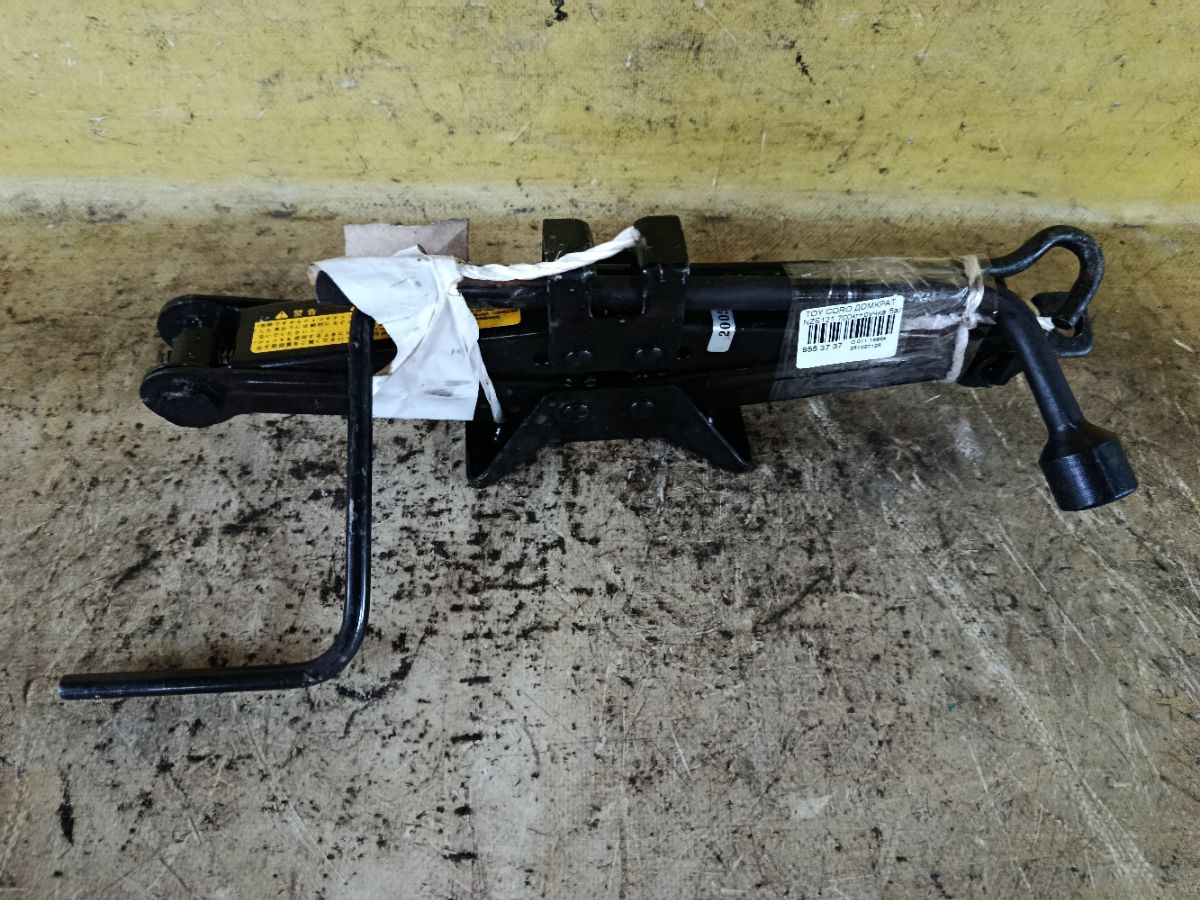 Домкрат на Toyota Corolla NZE121 Фото 1