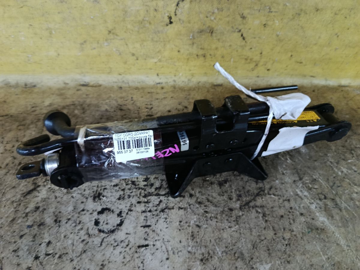 Домкрат на Toyota Corolla NZE121 Фото 2