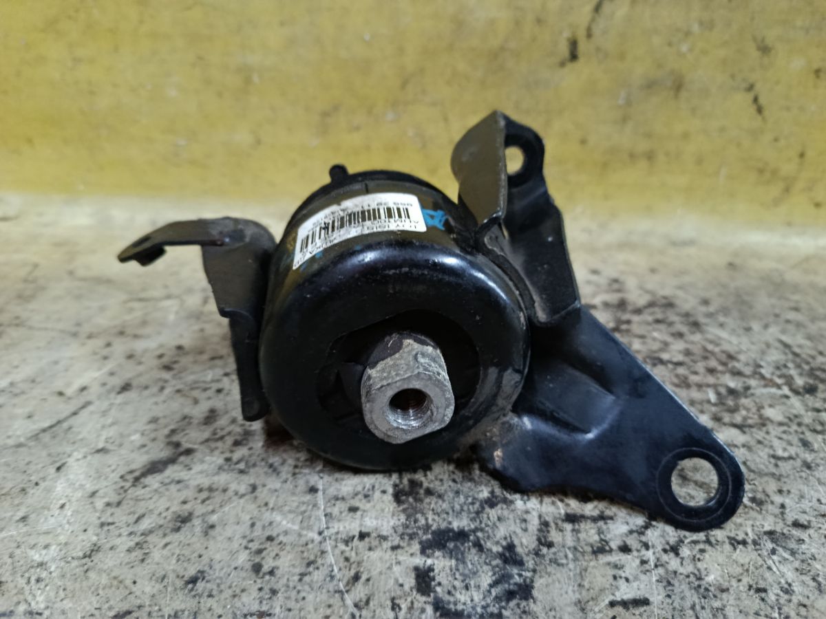 Подушка двигателя 12305-28120 на Toyota Isis ANM10G 1AZ-FSE Фото 2
